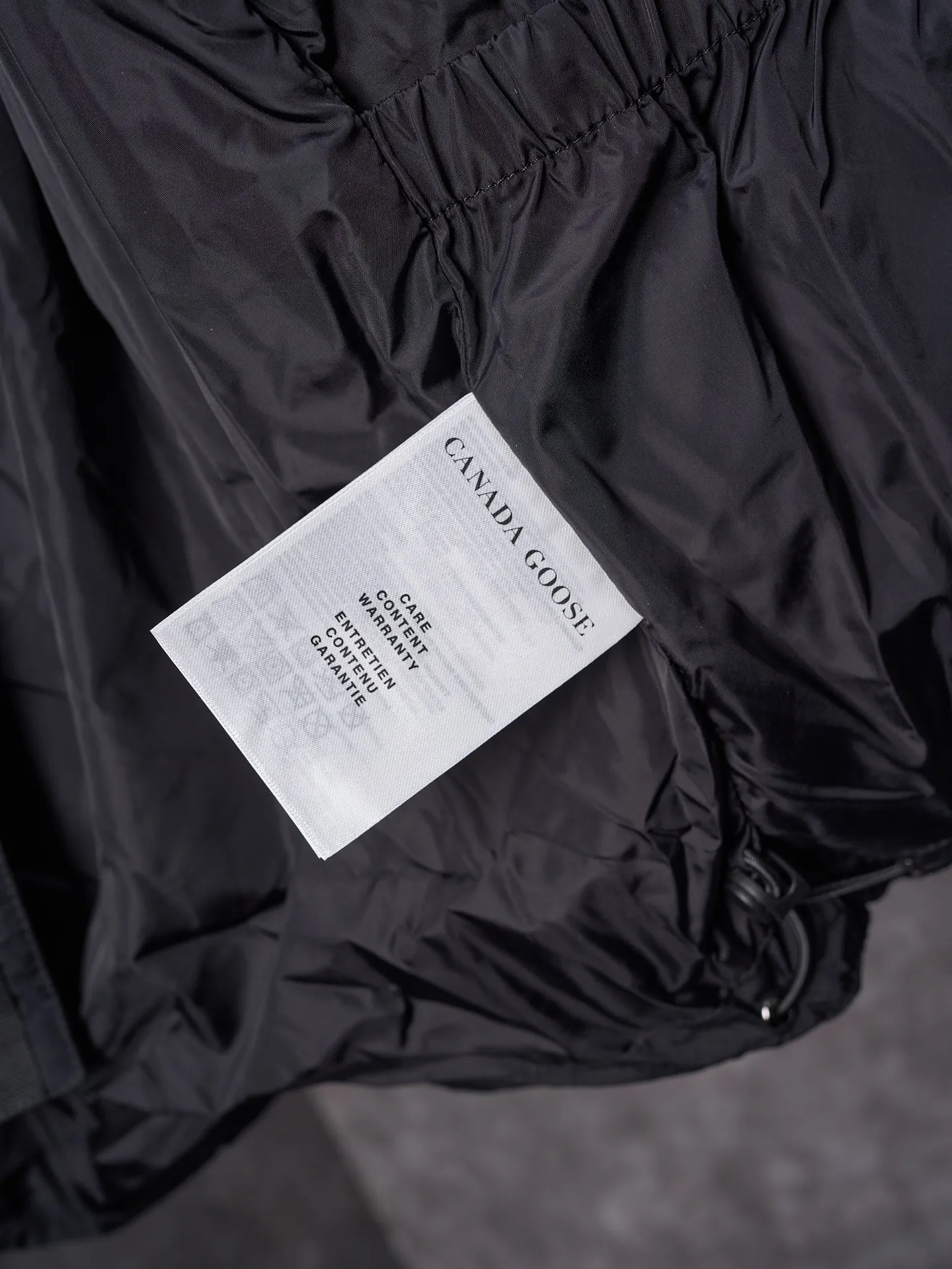 P760 Actual hanging auction] CANADA GOOSE/Canada Goose hooded down vest with logo and embroidery [Ready stock] S M L  The selection of high-quality protective nylon fabric not only enhances the wear resistance of the surface, but also takes into account wind resistance, ensuring excellent performance in various harsh weather conditions.  Three-dimensional quilting process: Precision thread reinforcement to prevent velvet drilling and ensure that the fluffy and resilient elasticity lasts as new.  The ribbon is woven with polyester as the base, and the brand letters are decorated on the ribbon through high-precision computer embroidery. The edges of the pattern are clear, the stitches are fine and even, and multiple layers of embroidery threads are stacked to enhance the three-dimensional effect.